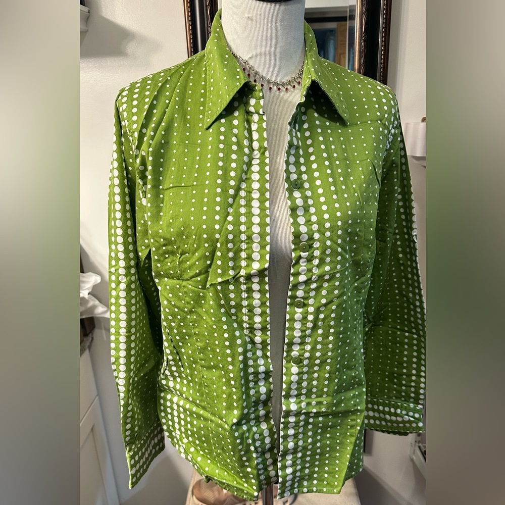 JONES NEW YORK WOMEN’S LONG SLEEVE BUTTON UP SHIRT.